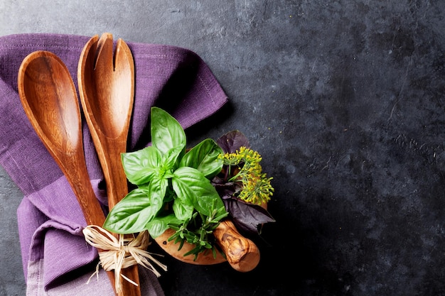 blat z akcesoriami kuchennymi i świeżymi ziołami
