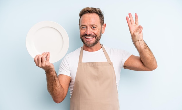 szczęśliwy kucharz prezentujący talerz